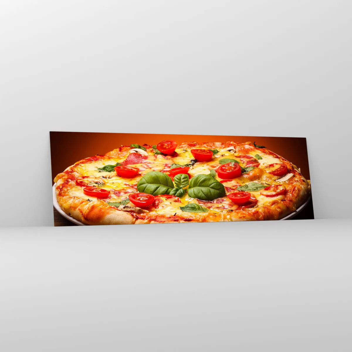 Impression sur verre - Image sur verre - Pizza aux tomates et au basilic sur une table en bois - 160x50cm - Mamma mia! - Décoration murale moderne pour le salon et la chambre ARTTOR