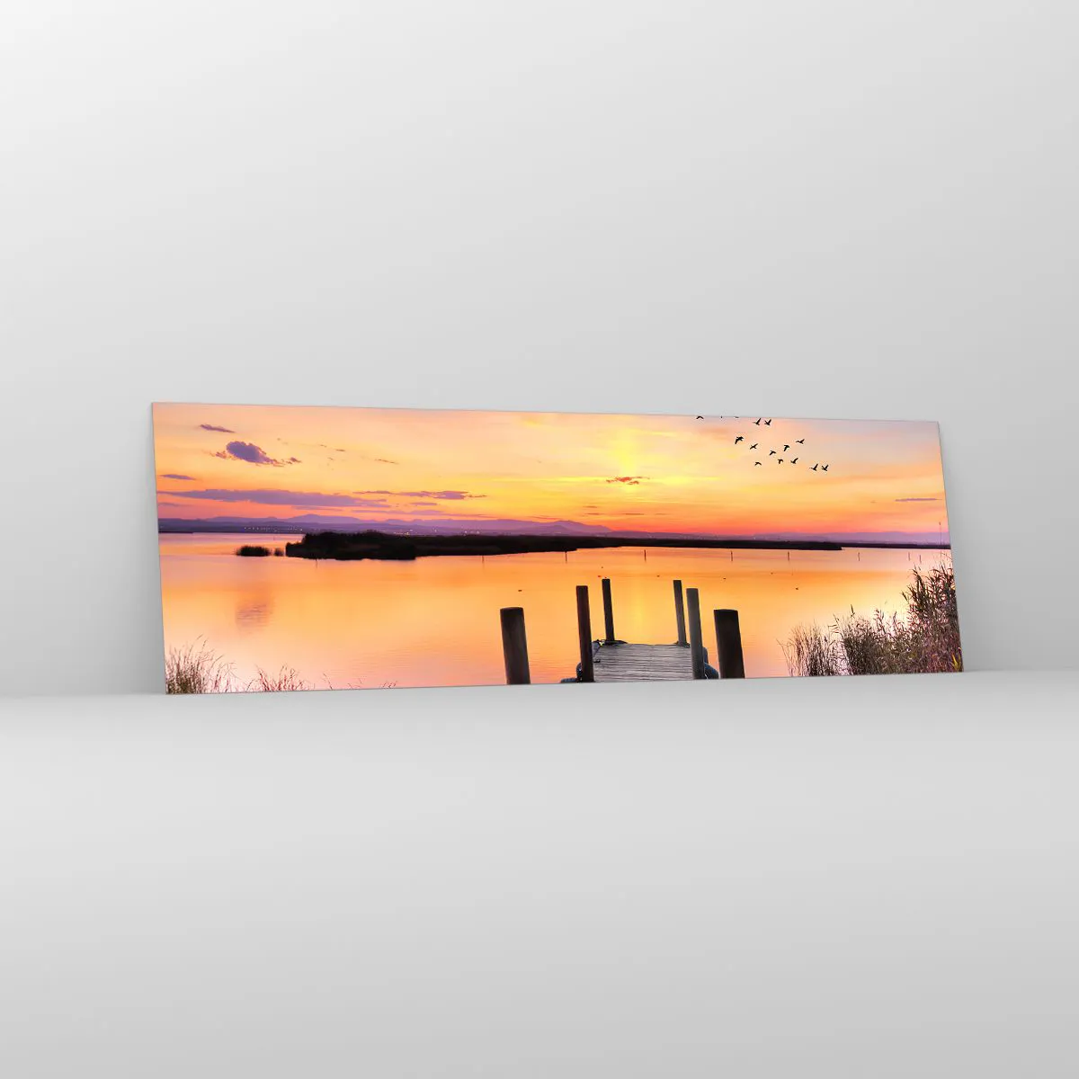 Impression sur verre - Image sur verre - Une jetée sur un lac au coucher du soleil avec des oiseaux dans le ciel - 160x50cm - Aube silencieuse violette - Décoration murale moderne pour le salon et la chambre ARTTOR