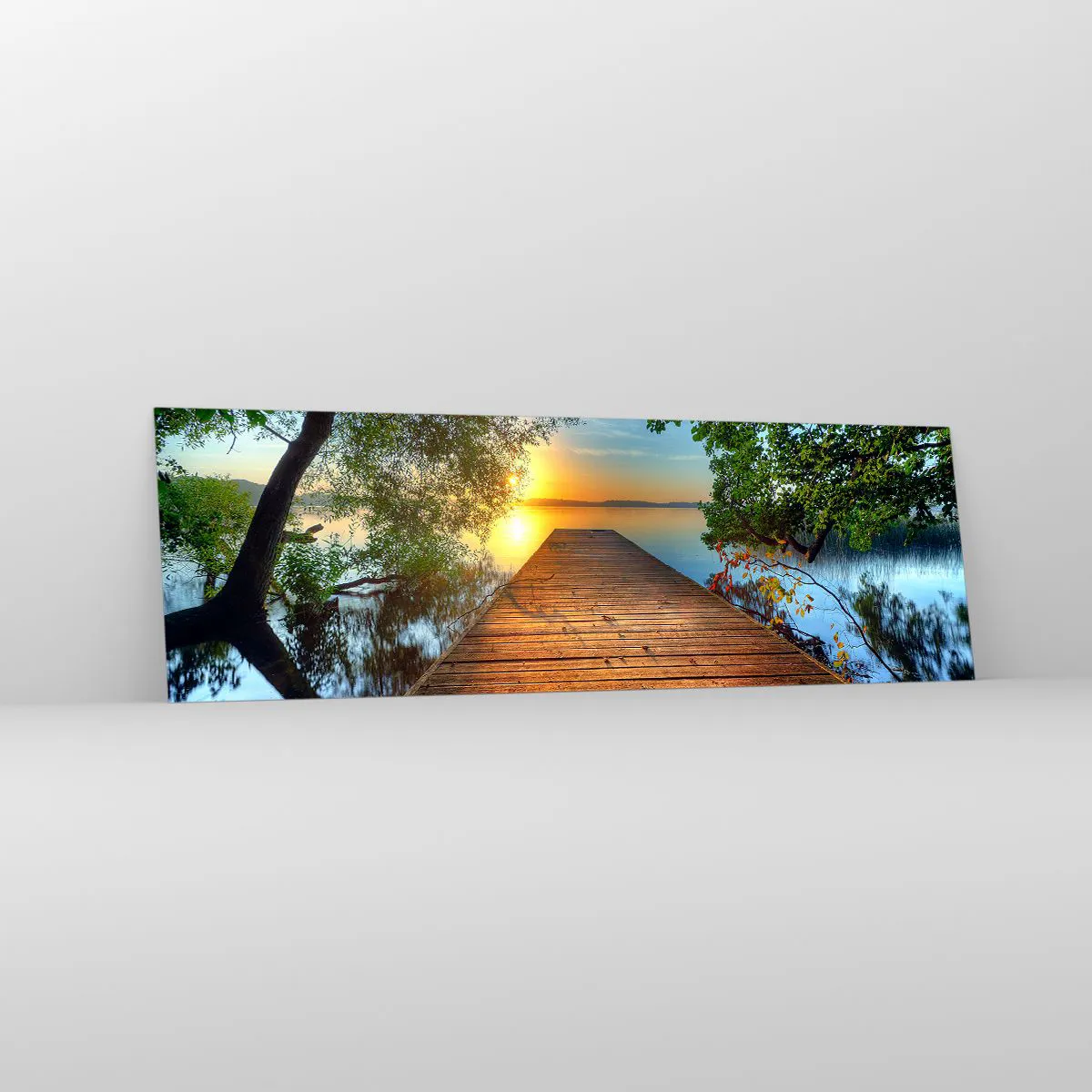 Cuadro sobre vidrio - Impresiones sobre Vidrio - Un muelle de madera rodeado de vegetación durante la puesta de sol. - 160x50cm - Tómate tu tiempo, siéntate - Decoración de pared moderna para salón y dormitorio ARTTOR