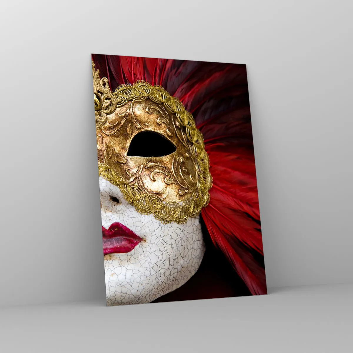 Obraz na szkle - Złota maska karnawałowa z czerwonymi piórami - 50x70cm - Obietnica karnawałowej przygody - Nowoczesna dekoracja ścienna do salonu, kuchni i sypialni ARTTOR
