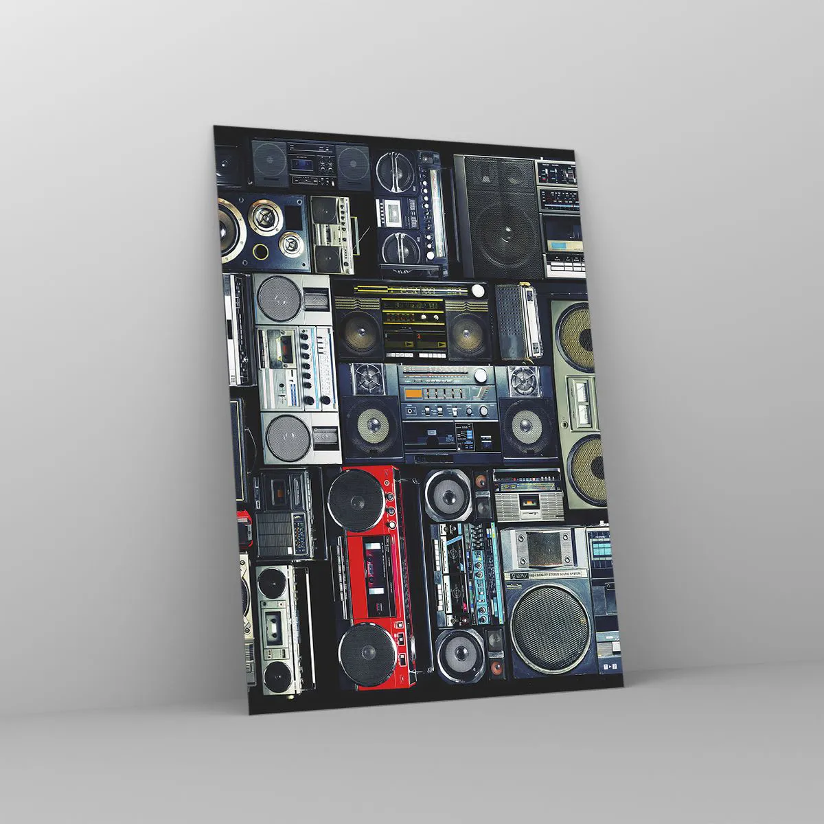 Quadro su vetro - Un collage di radio e registratori retrò su uno sfondo scuro. - 50x70cm - Nostalgia degli anni '80 - Decorazione murale moderna per soggiorno e camera da letto ARTTOR