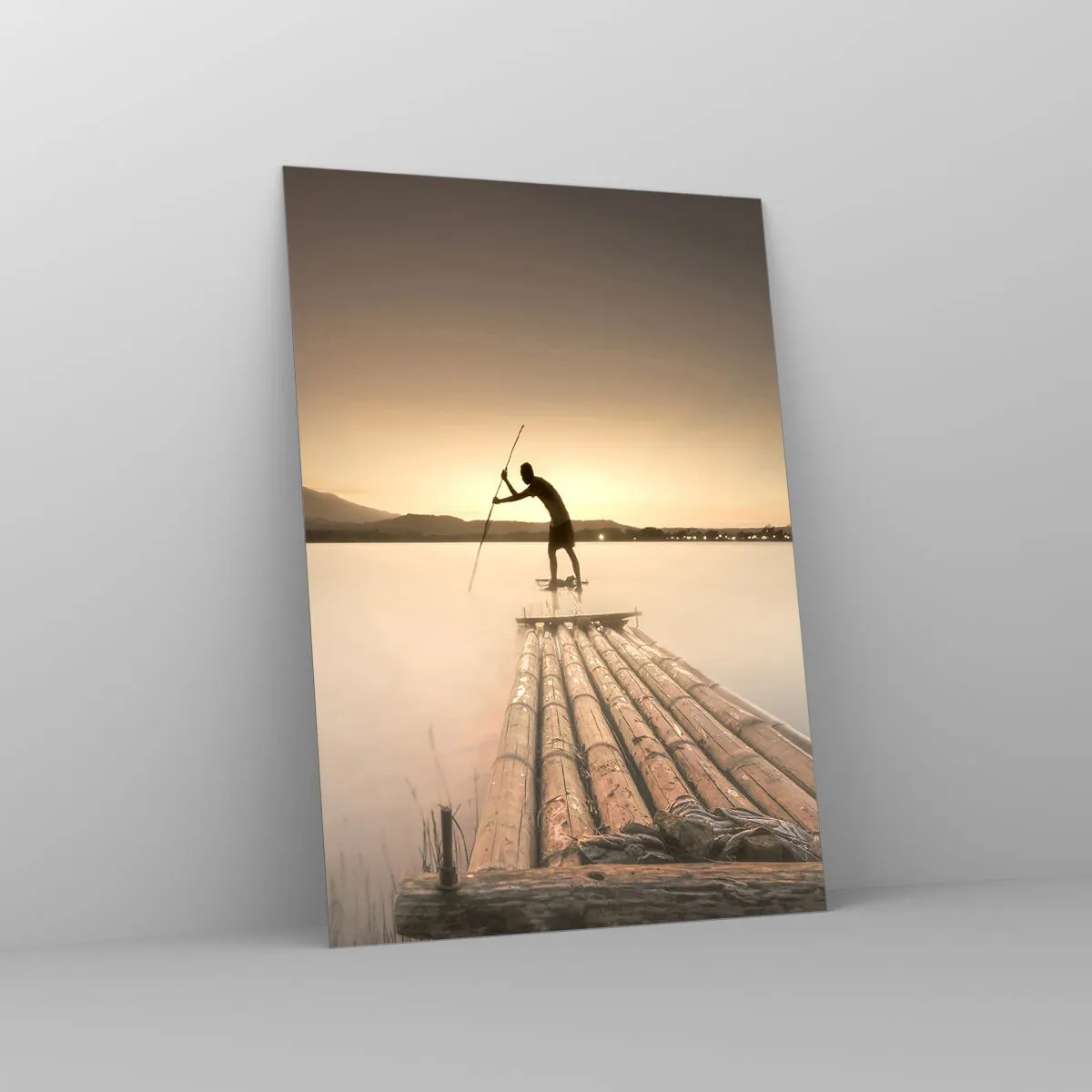 Impression sur verre - Image sur verre - Un pêcheur sur un radeau en bambou au crépuscule - 50x70cm - Avant la fin du jour - Décoration murale moderne pour le salon et la chambre ARTTOR