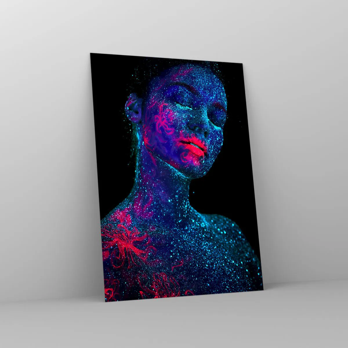 Cuadro sobre vidrio - Impresiones sobre Vidrio - Retrato de una mujer con pintura corporal fluorescente - 50x70cm - En polvo de estrellas - Decoración de pared moderna para salón y dormitorio ARTTOR