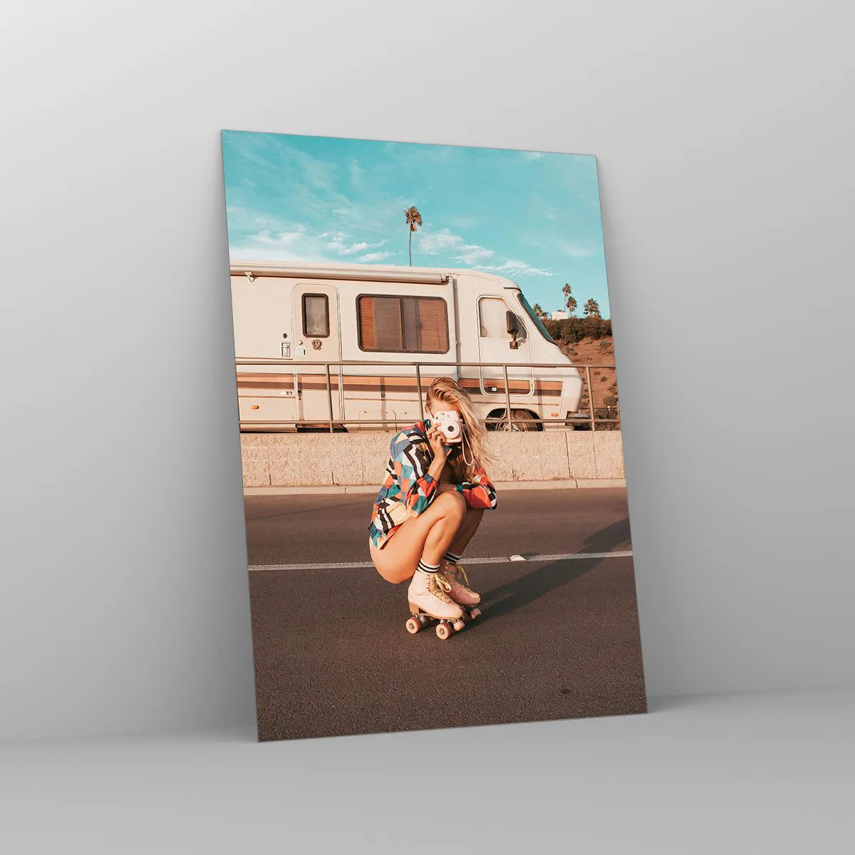 Impression sur verre - Image sur verre - Une fille en patins à roulettes prenant des photos sous le soleil californien. - 50x70cm - Souriez s'il-vous-plait! - Décoration murale moderne pour le salon et la chambre ARTTOR
