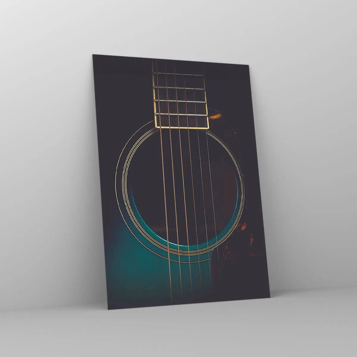 Glasbild - Bild auf glas - Nahaufnahme einer schwarzen Akustikgitarre mit Saitendetails - 50x70cm - Einen Moment bevor es ertönt - Moderne Wanddekoration für Wohnzimmer und Schlafzimmer ARTTOR