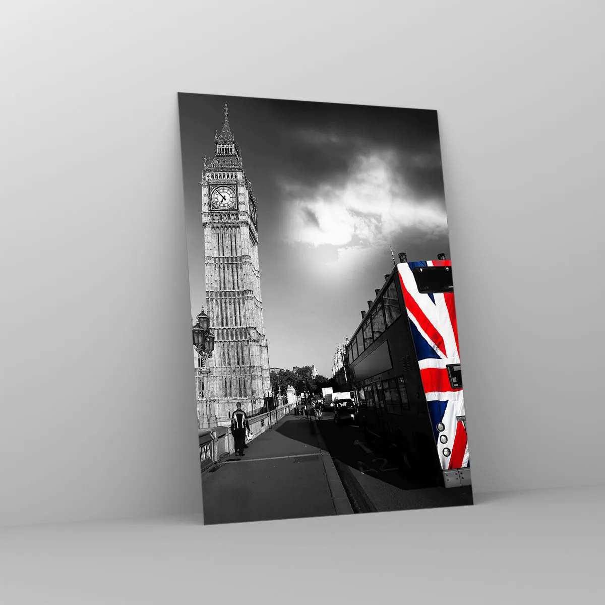 Glasbild - Bild auf glas - Big Ben und ein Bus mit britischer Flagge vor schwarz-weißem Hintergrund - 70x100cm - Stolz und toll - Moderne Wanddekoration für Wohnzimmer und Schlafzimmer ARTTOR