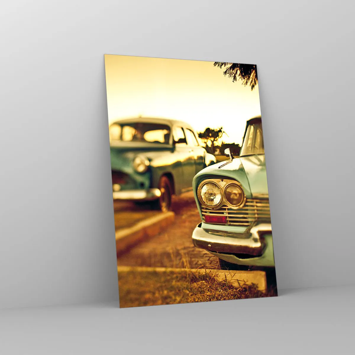Impression sur verre - Image sur verre - Voitures classiques dans la chaude lumière du coucher du soleil - 70x100cm - Nous attendrons et verrons - Décoration murale moderne pour le salon et la chambre ARTTOR