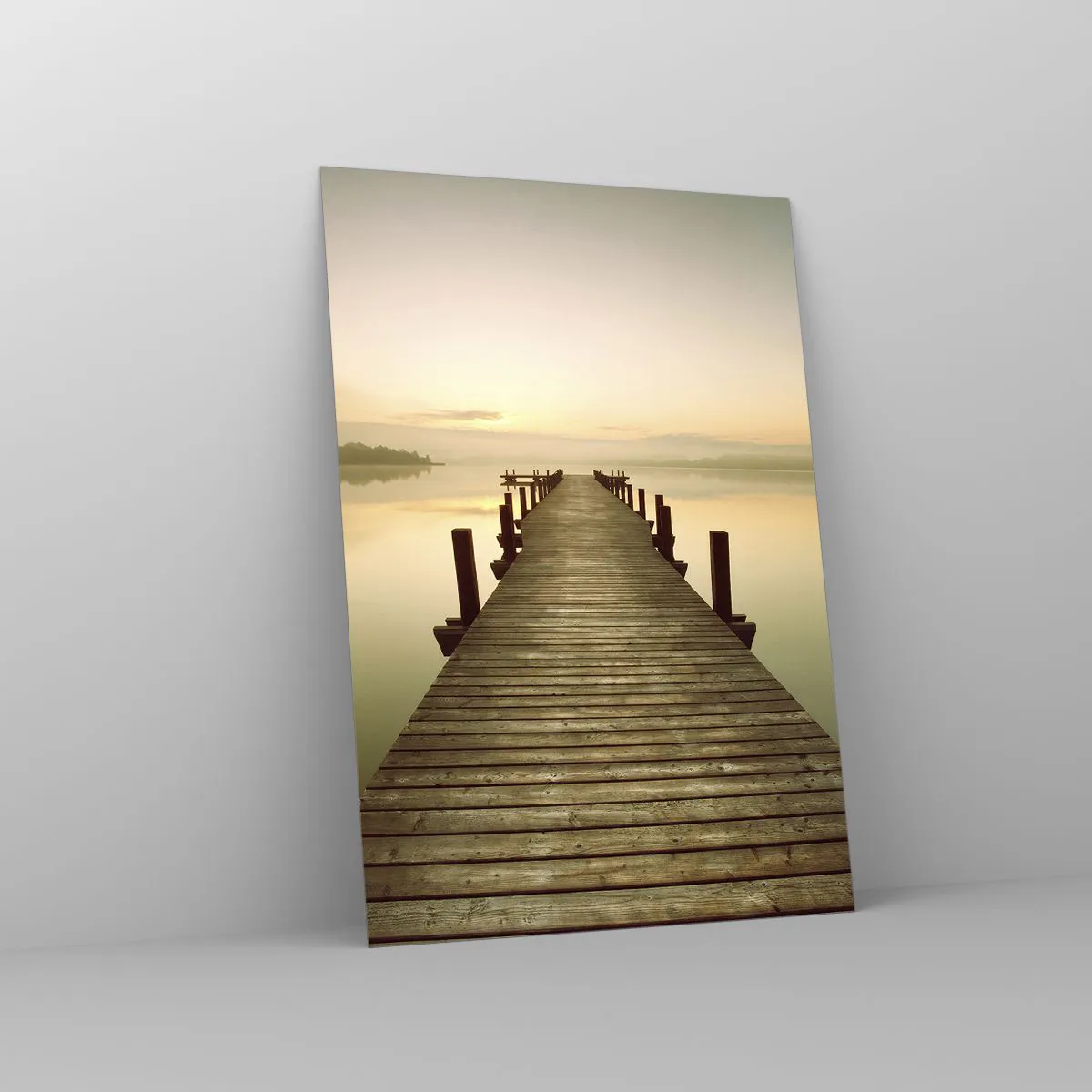 Glasbild - Bild auf glas - Ein Holzsteg an einem ruhigen See am Morgen - 70x100cm - Tagesanbruch, Morgendämmerung, Licht - Moderne Wanddekoration für Wohnzimmer und Schlafzimmer ARTTOR