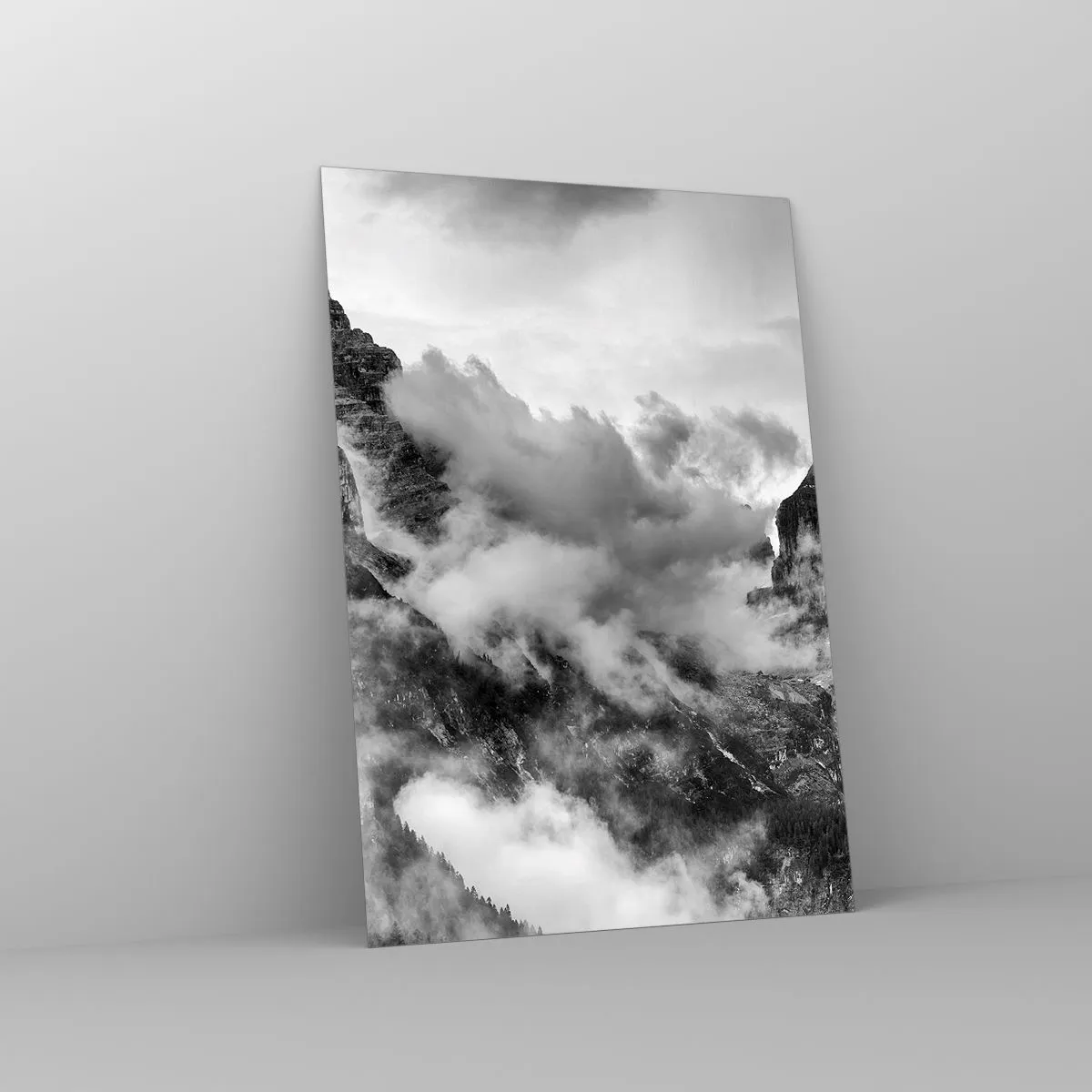Glasbild - Bild auf glas - Schwarz-Weiß-Ansicht der von Wolken umgebenen Berge - 70x100cm - Schön und grausam - Moderne Wanddekoration für Wohnzimmer und Schlafzimmer ARTTOR