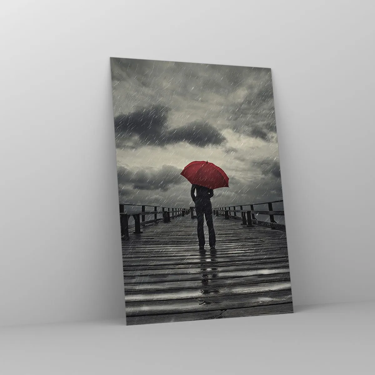 Glasbild - Bild auf glas - Eine Person mit einem roten Regenschirm auf einem verregneten Pier - 70x100cm - Es ist egal, dass es regnet - Moderne Wanddekoration für Wohnzimmer und Schlafzimmer ARTTOR