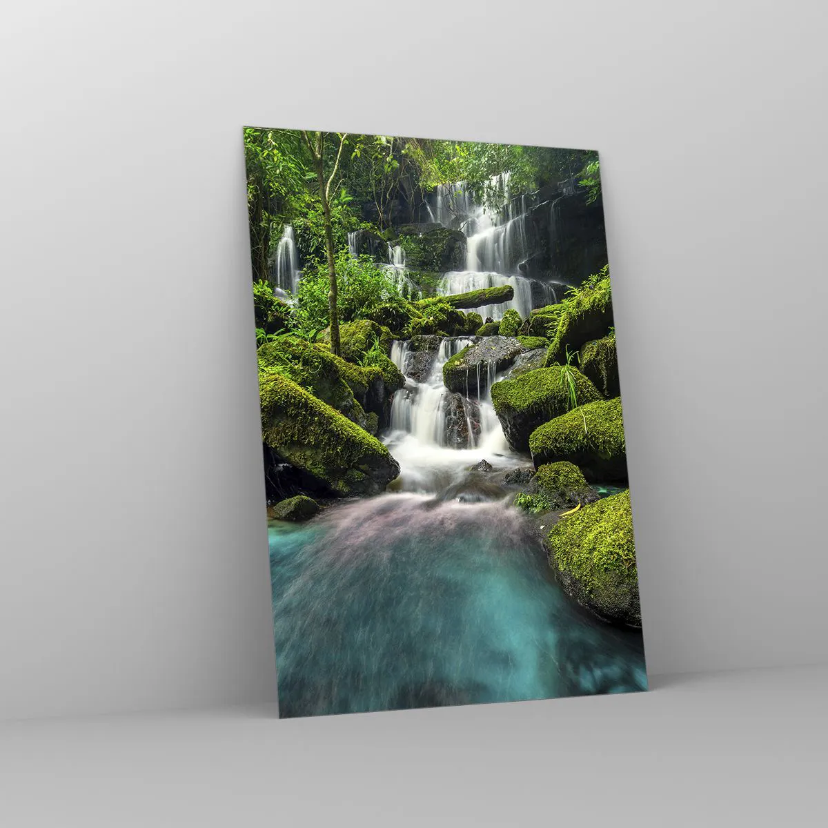 Quadro su vetro - Una cascata tropicale circondata dal verde e dall'acqua turchese - 70x100cm - Turchese, zaffiro e argento liquido - Decorazione murale moderna per soggiorno e camera da letto ARTTOR