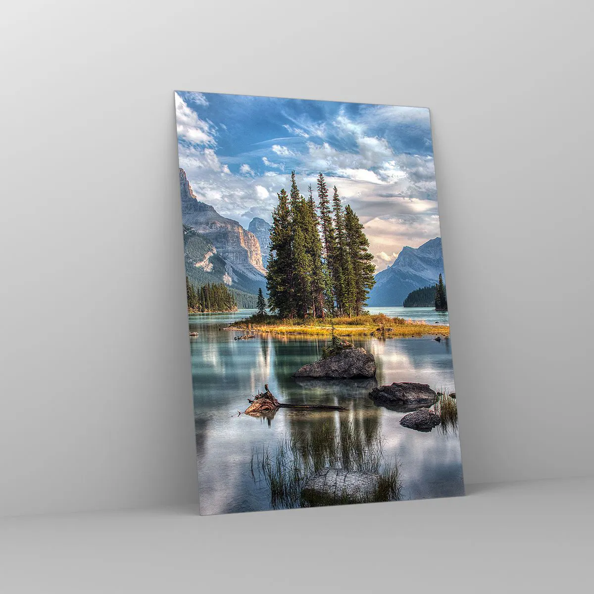 Glasbild - Bild auf glas - Eine Berglandschaft mit einer Insel, umgeben von einem ruhigen See - 70x100cm - An dem tollen und sauberen Wasser ... - Moderne Wanddekoration für Wohnzimmer und Schlafzimmer ARTTOR