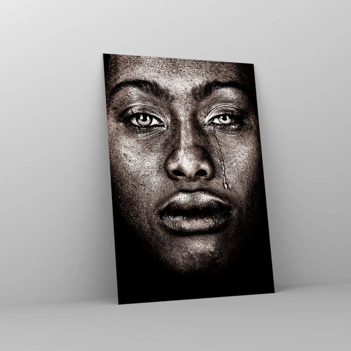 Impression sur verre - Image sur verre - Portrait d'un visage avec une seule larme sur fond noir - 70x100cm - Une larme - Décoration murale moderne pour le salon et la chambre ARTTOR