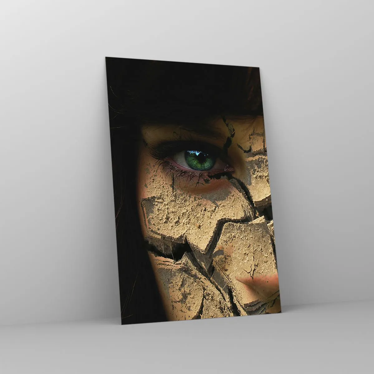 Impression sur verre - Image sur verre - Le visage d'une femme aux yeux verts recouvert d'une structure de terre craquelée - 80x120cm - Plaisir et effroi en même temps - Décoration murale moderne pour le salon et la chambre ARTTOR