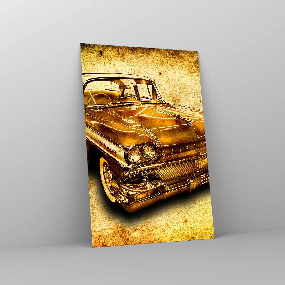 Glasbild - Bild auf glas - Ein goldenes klassisches Retro-Auto auf einem Vintage-Hintergrund mit gealtertem Effekt. - 80x120cm - Die unvergängliche Schönheit der Klassiker - Moderne Wanddekoration für Wohnzimmer und Schlafzimmer ARTTOR