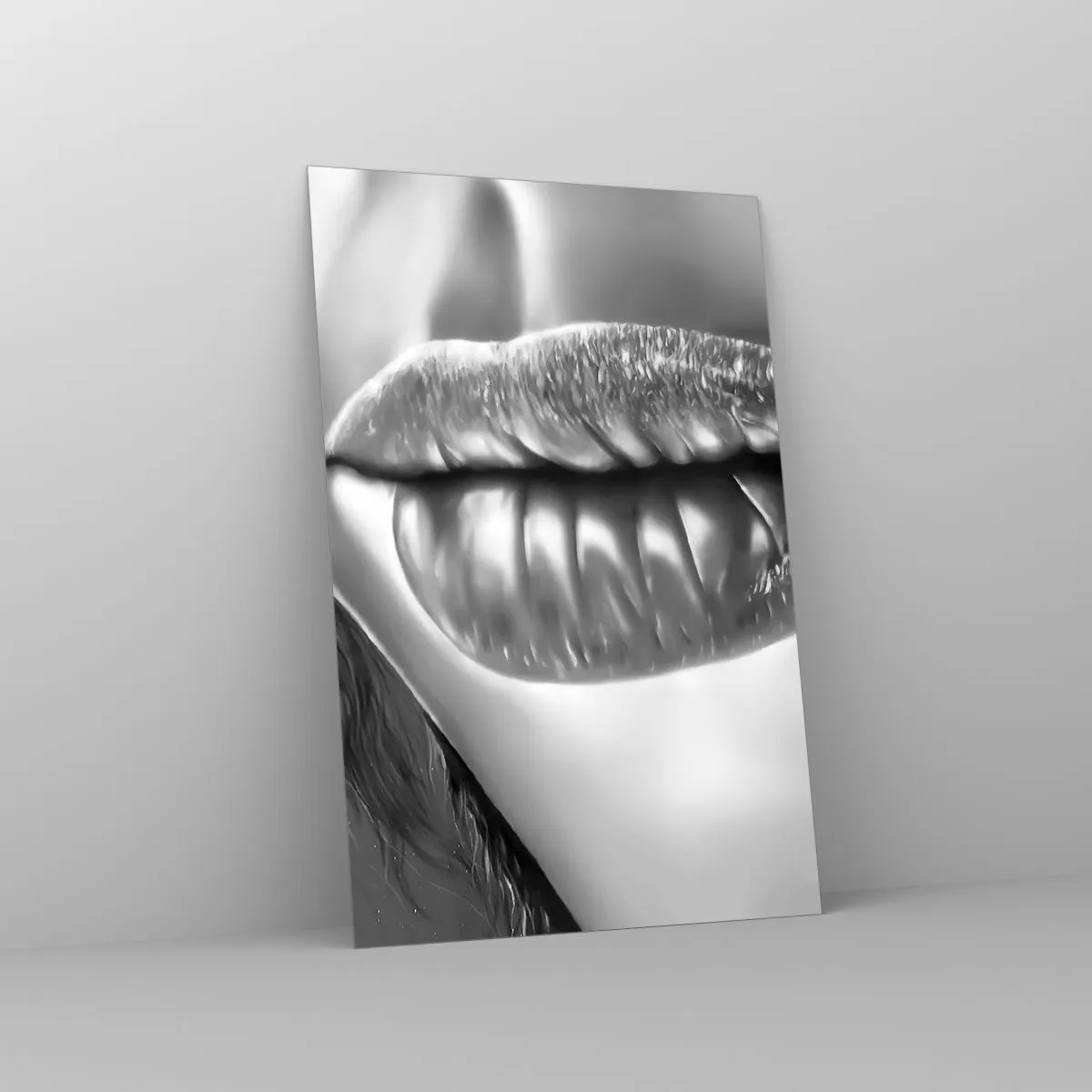 Glasbild - Bild auf glas - Schwarz-weiße Nahaufnahme der Lippen einer Frau mit Glanzeffekt und Details. - 80x120cm - Ich weiß, was du denkst… - Moderne Wanddekoration für Wohnzimmer und Schlafzimmer ARTTOR