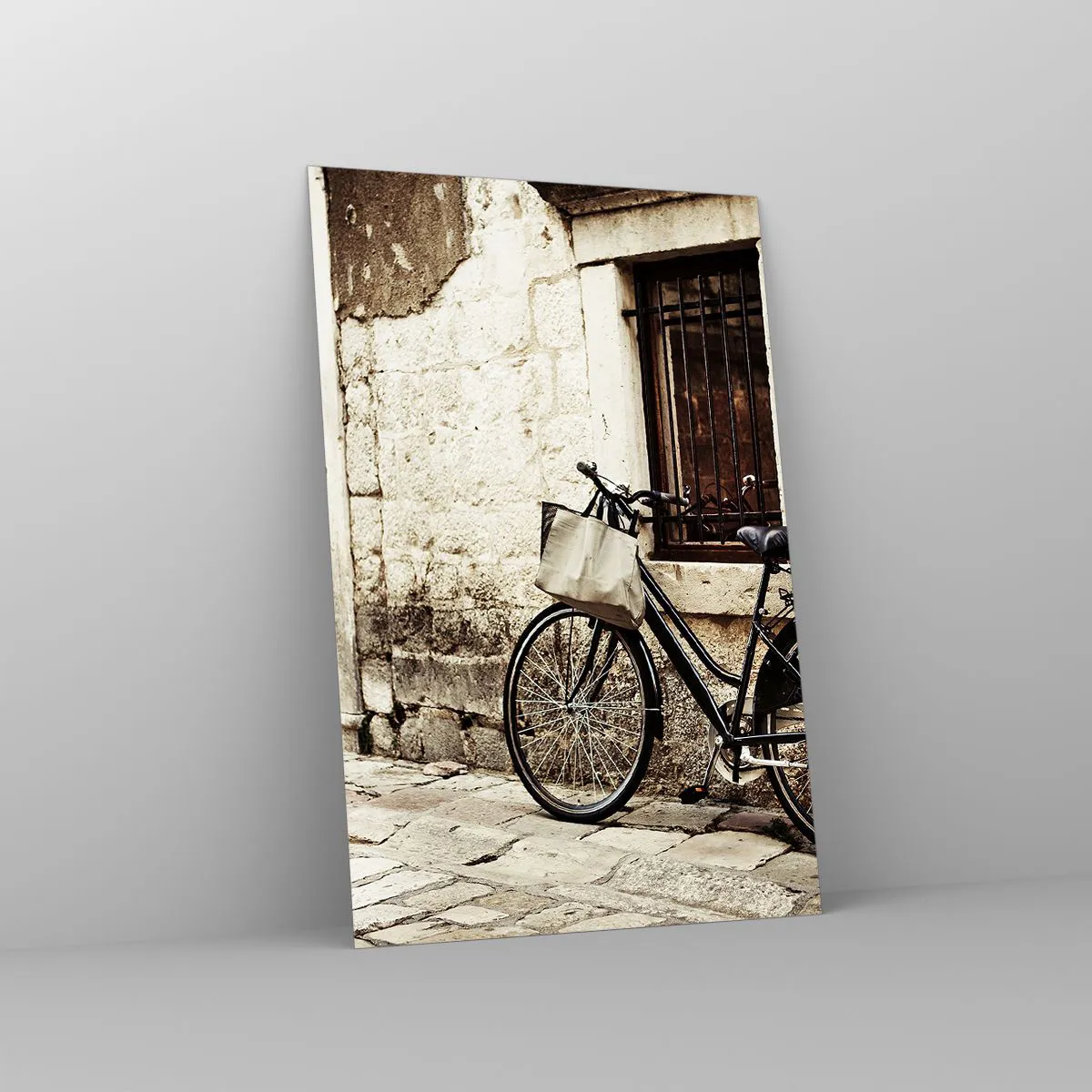 Impression sur verre - Image sur verre - Un vélo contre un mur de pierre avec une fenêtre et une porte de style rétro - 80x120cm - Retour au passé - Décoration murale moderne pour le salon et la chambre ARTTOR