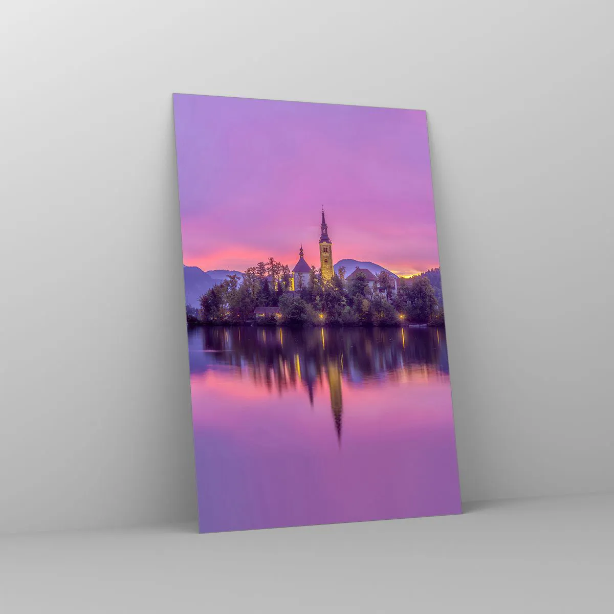 Glasbild - Bild auf glas - See mit einer Insel und einer Kirche bei Sonnenuntergang - 80x120cm - Eine märchenhafte Insel in der Abenddämmerung - Moderne Wanddekoration für Wohnzimmer und Schlafzimmer ARTTOR