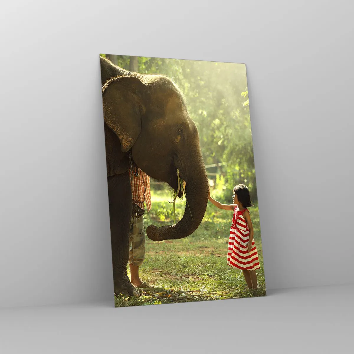 Obraz na szkle - Dziewczynka w czerwonej sukience dotykająca słonia w lesie - 80x120cm - Siła przyjaźni - Nowoczesna dekoracja ścienna do salonu i sypialni ARTTOR