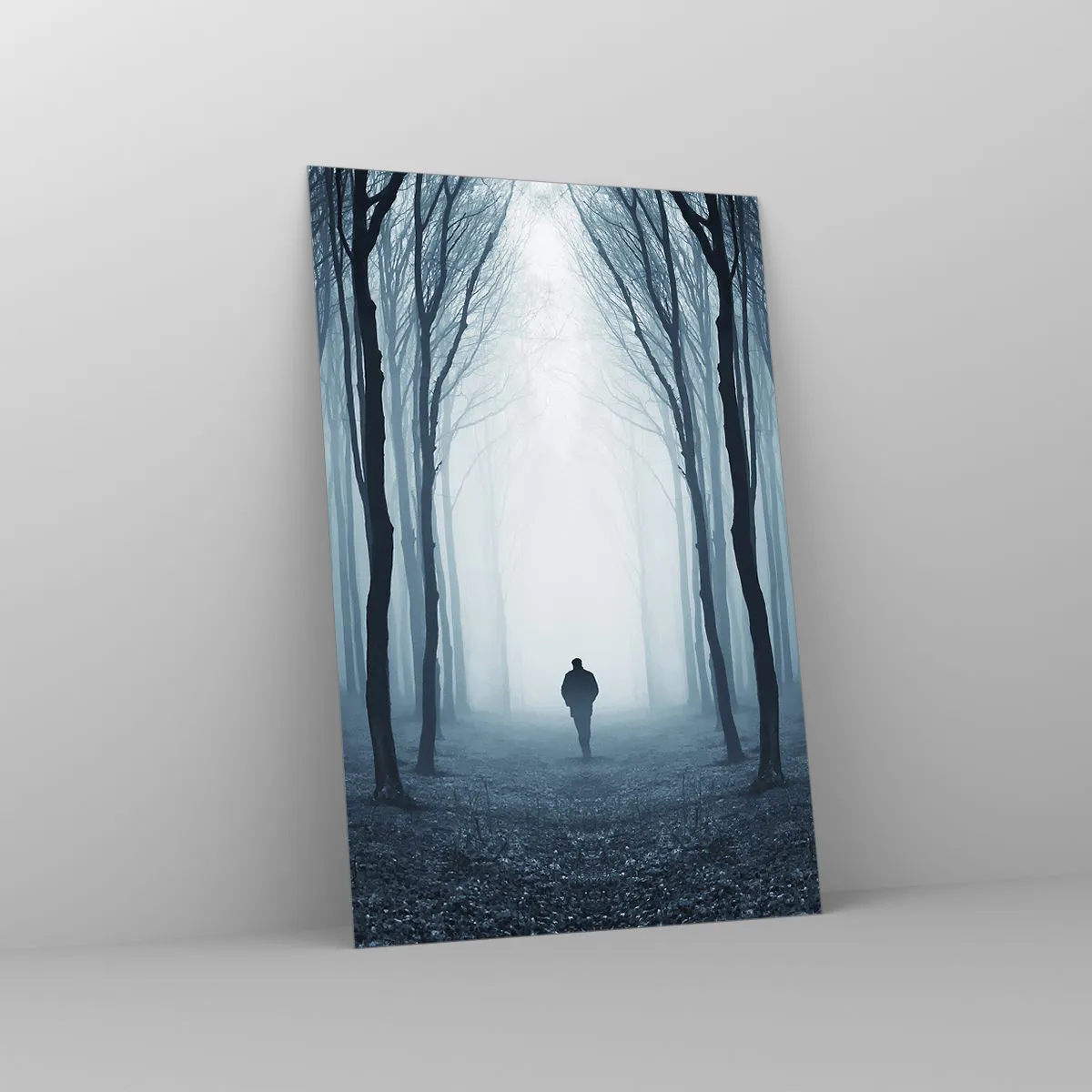 Glasbild - Bild auf glas - Eine Gestalt, die zwischen den Bäumen in einem nebligen Wald spazieren geht - 80x120cm - Alles einfach und übersichtlich - Moderne Wanddekoration für Wohnzimmer und Schlafzimmer ARTTOR