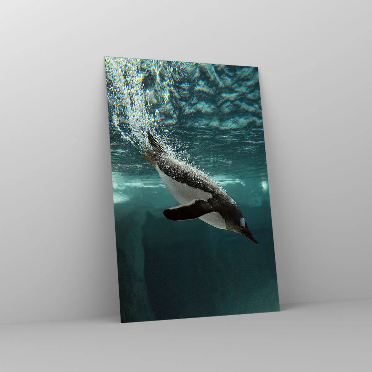 Glasbild - Bild auf glas - Ein Pinguin taucht in die Tiefen des eisigen Wassers - 80x120cm - Willkommen in meiner Welt - Moderne Wanddekoration für Wohnzimmer und Schlafzimmer ARTTOR