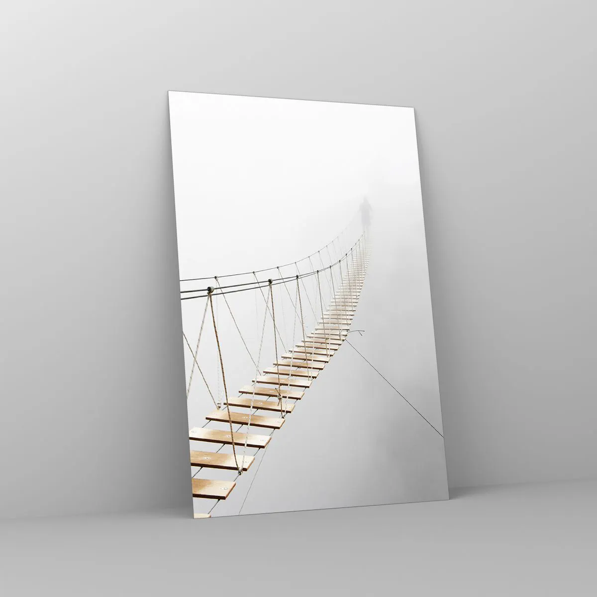 Impression sur verre - Image sur verre - Un pont suspendu dans le brouillard vu d'une perspective minimaliste - 80x120cm - Où cela va-t-il te mener? - Décoration murale moderne pour le salon et la chambre ARTTOR
