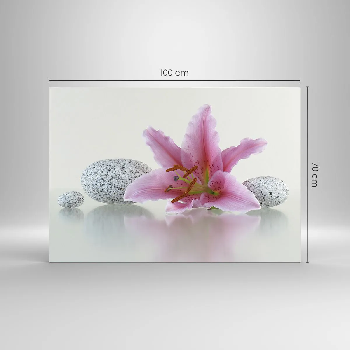 Glasbild - Bild auf glas - Rosa Lilie vor einem Hintergrund aus weißen Steinen im Spa-Stil - 100x70cm - Eine Studie in Pink, Grau und Weiß - Moderne Wanddekoration für Wohnzimmer und Schlafzimmer ARTTOR