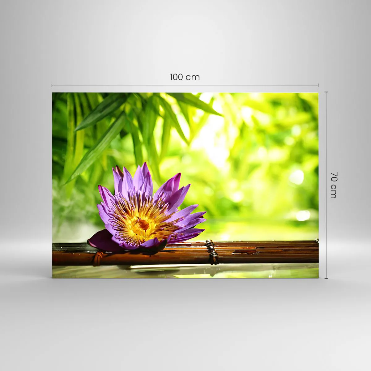 Quadro su vetro - Fiore di loto viola su una tavola di bambù con sfondo verde - 100x70cm - Al sole dell'Asia - Decorazione murale moderna per soggiorno e camera da letto ARTTOR