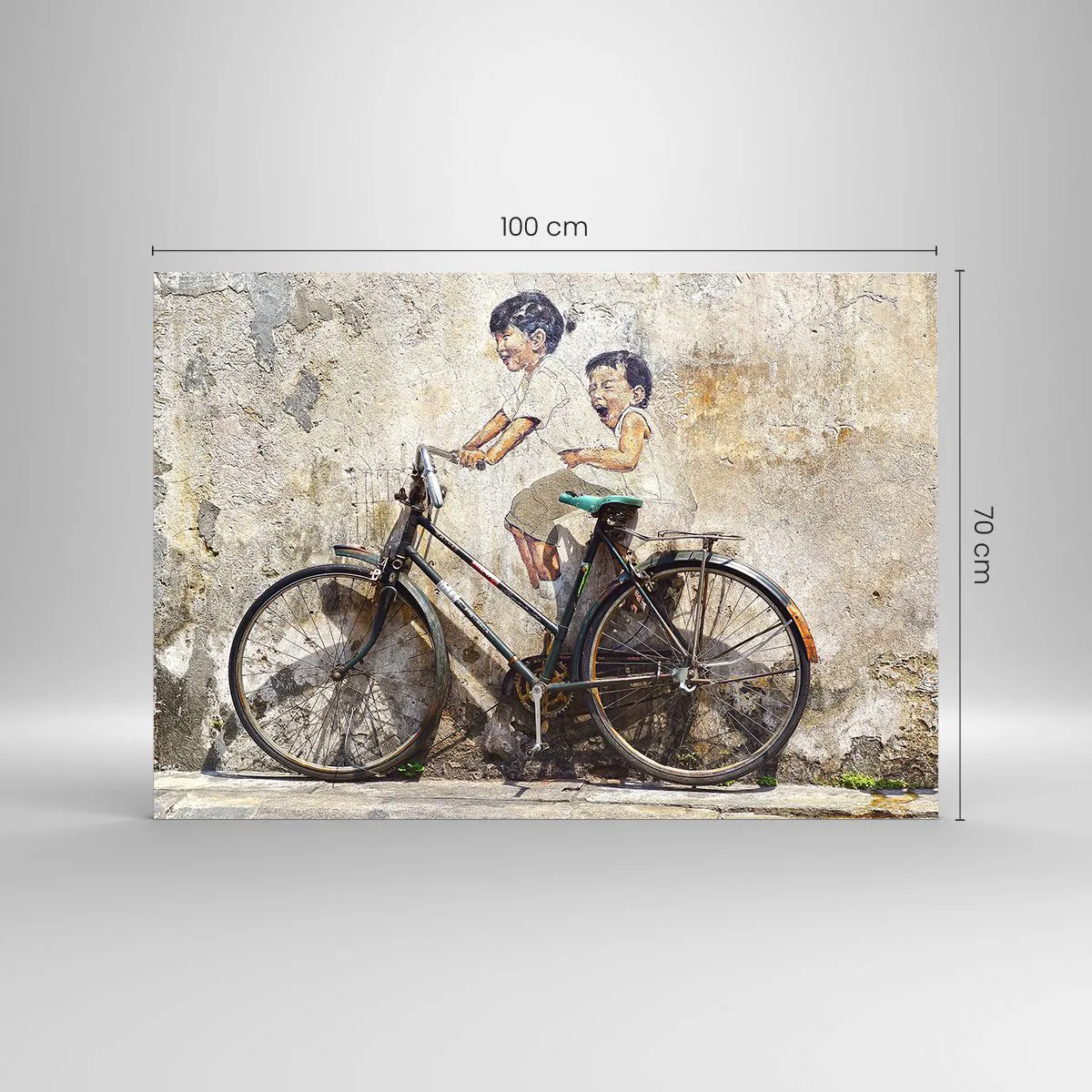 Impression sur verre - Image sur verre - Une peinture murale avec un vélo et des figures d'enfants sur un fond mural. - 100x70cm - Vrai ou faux? - Décoration murale moderne pour le salon et la chambre ARTTOR