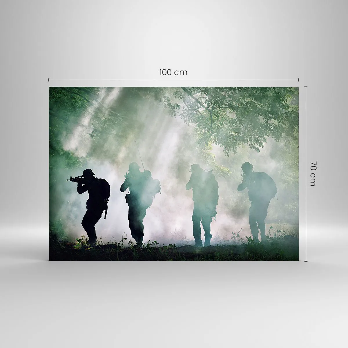 Impression sur verre - Image sur verre - Un groupe de soldats en fumée, marchant dans la forêt, en état d'alerte maximale - 100x70cm - Un pour tous… - Décoration murale moderne pour le salon et la chambre ARTTOR