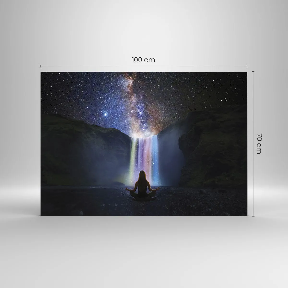 Glasbild - Bild auf glas - Meditation vor einem farbenfrohen Wasserfall bei Nacht - 100x70cm - Absolute Harmonie - Moderne Wanddekoration für Wohnzimmer und Schlafzimmer ARTTOR