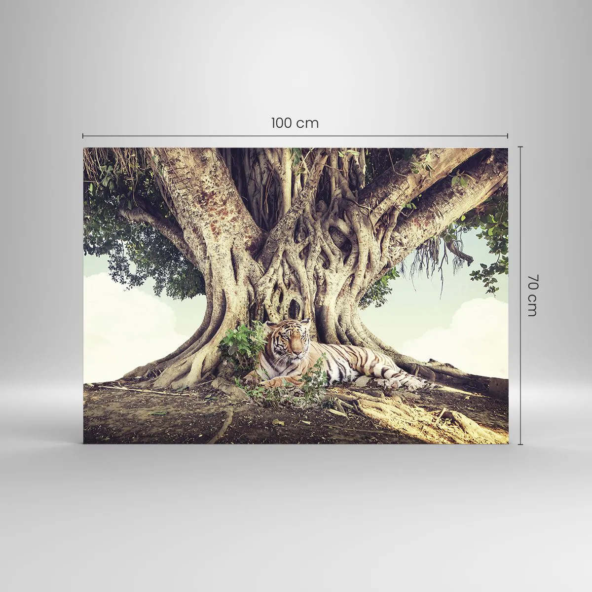 Obraz na szkle - Tygrys leżący pod rozłożystym drzewem w dżungli - 100x70cm - Widok z Księgi Rodzaju - Nowoczesna dekoracja ścienna do salonu, kuchni i sypialni ARTTOR