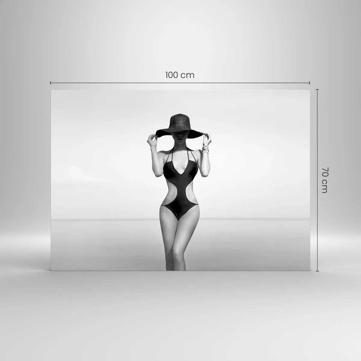 Impression sur verre - Image sur verre - Une femme en maillot de bain noir et chapeau contre la mer - 100x70cm - Mon prénom? Élégance - Décoration murale moderne pour le salon et la chambre ARTTOR