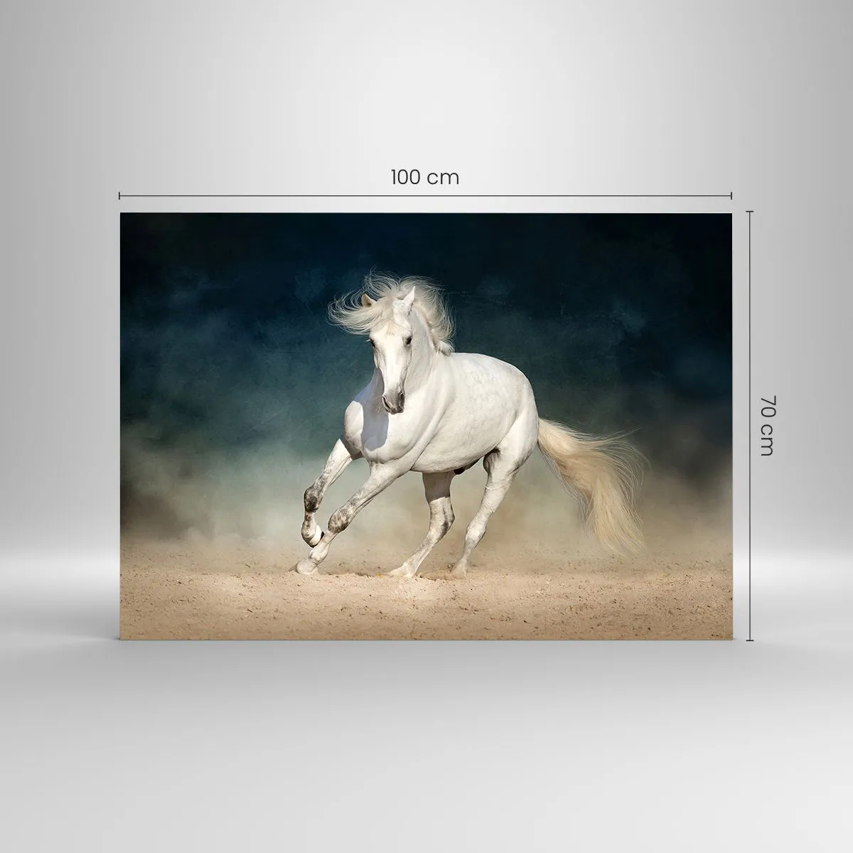 Obraz na szkle - Biały koń galopujący po piasku na tle ciemnego nieba - 100x70cm - Wolność w stanie czystym - Nowoczesna dekoracja ścienna do salonu, kuchni i sypialni ARTTOR