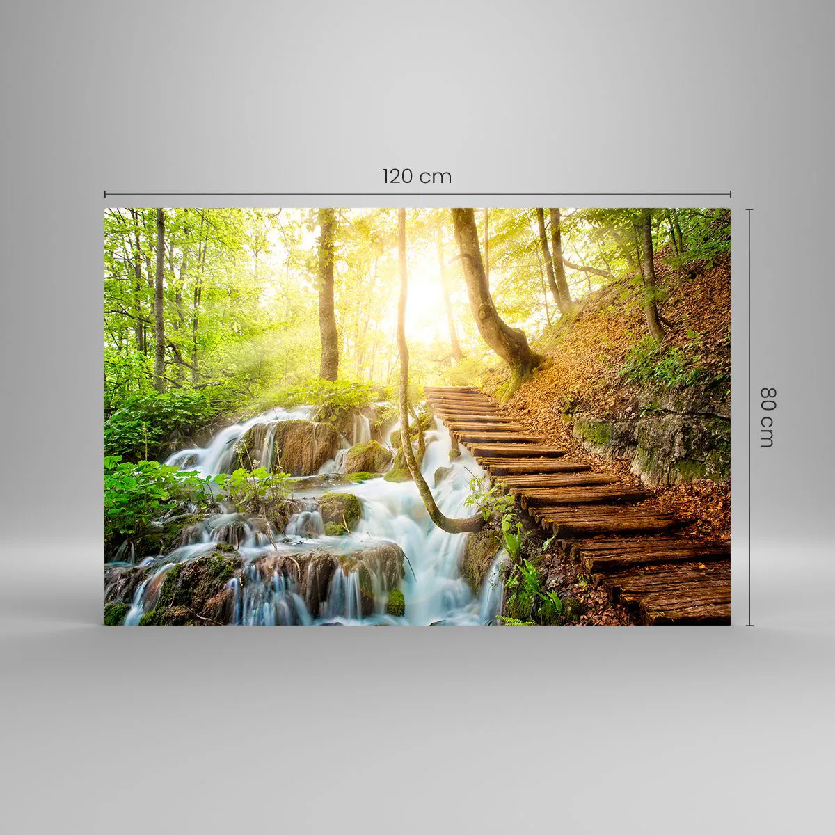 Impression sur verre - Image sur verre - Une cascade forestière avec un chemin en bois éclairé par la lumière du soleil - 120x80cm - Une fraîcheur tant désirée - Décoration murale moderne pour le salon et la chambre ARTTOR