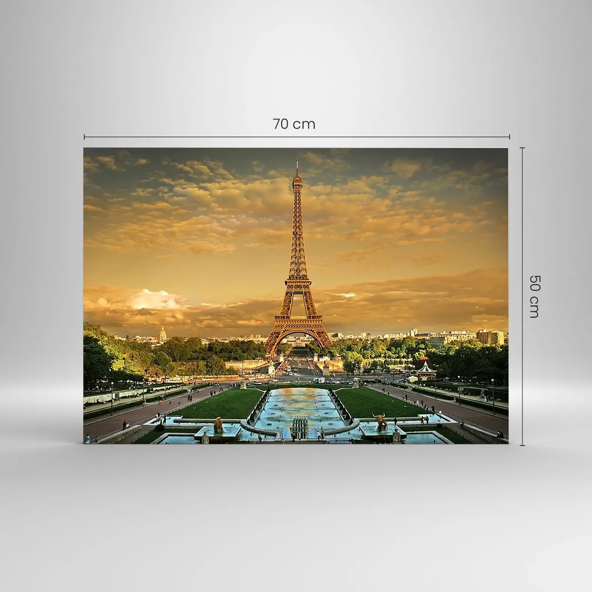 Tablou pe sticlă - Turnul Eiffel înconjurat de grădini pariziene la apus - 70x50cm - Simbolul Parisului - Decorațiune modernă pentru perete pentru living și dormitor ARTTOR