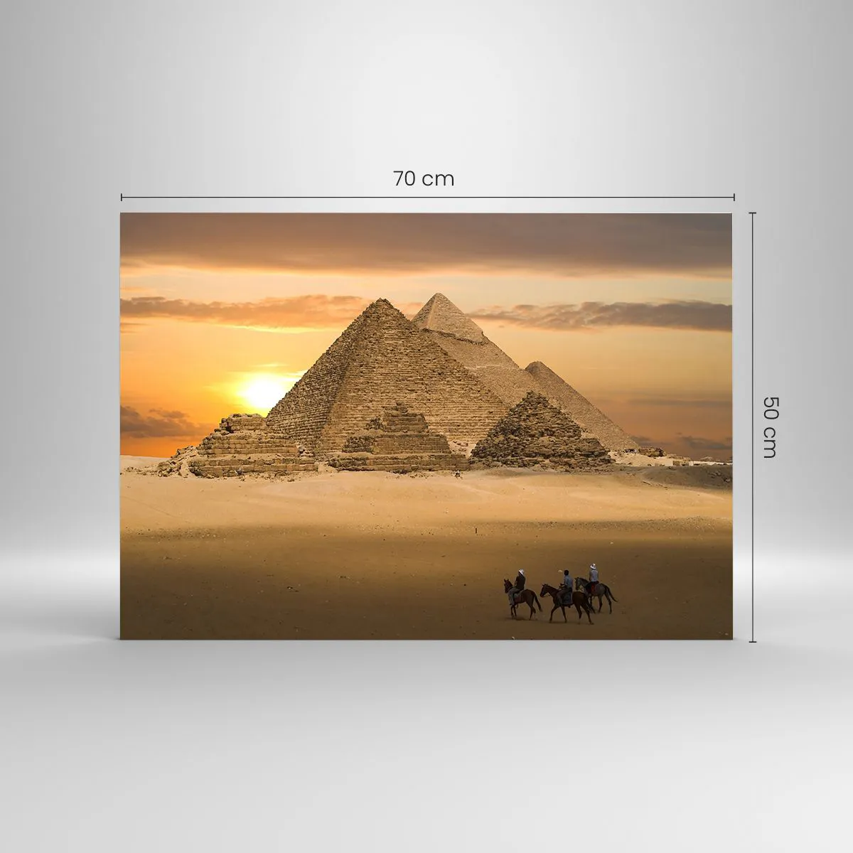 Billede på glas - Pyramiderne i Giza ved solnedgang med ryttere på heste - 70x50cm - Uændret i tusindvis af år - Moderne vægdekoration til stue og soveværelse ARTTOR