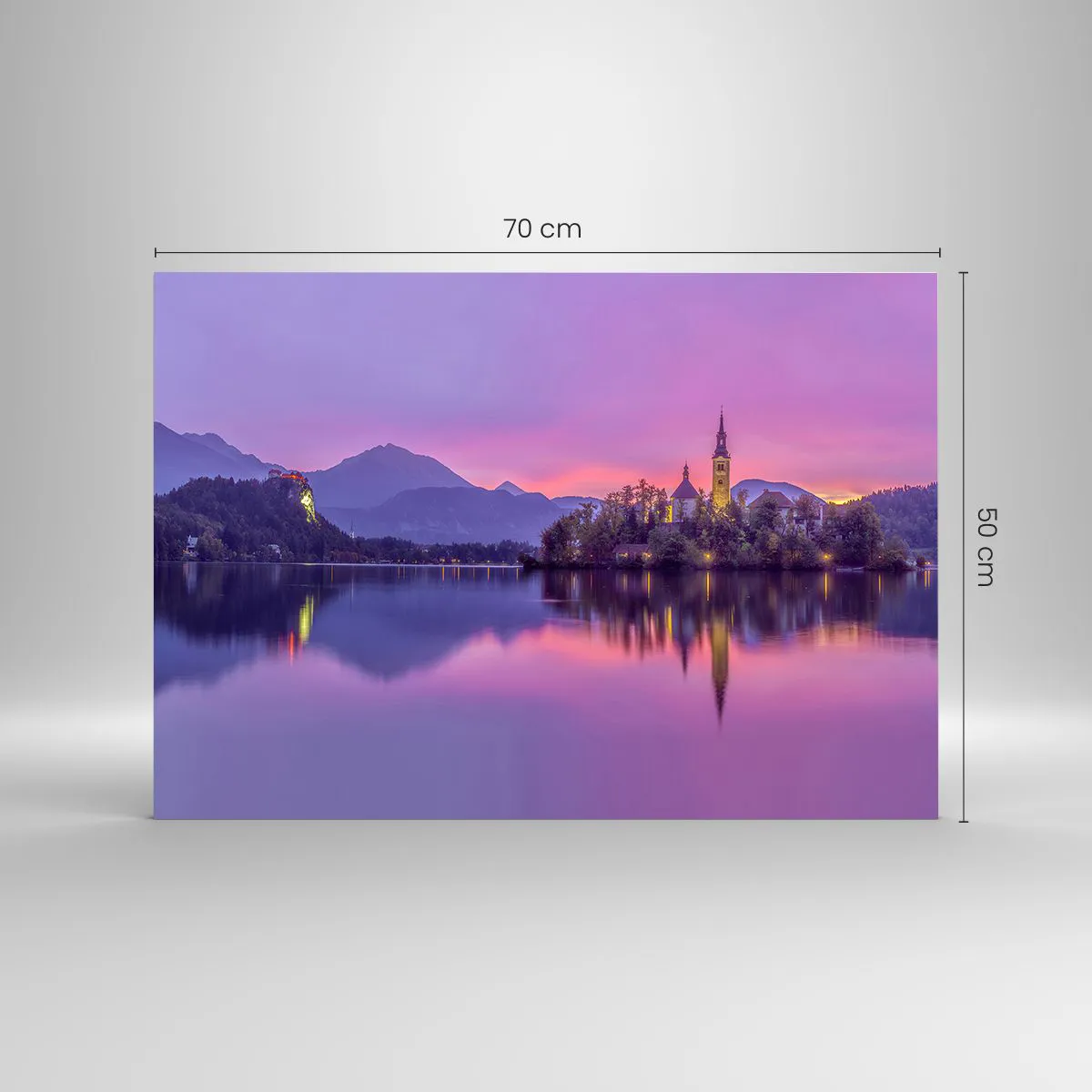 Glasbild - Bild auf glas - Eine Kirche auf einer Insel mit Bergen und einem Sonnenuntergang im Hintergrund - 70x50cm - Eine märchenhafte Insel in der Abenddämmerung - Moderne Wanddekoration für Wohnzimmer und Schlafzimmer ARTTOR