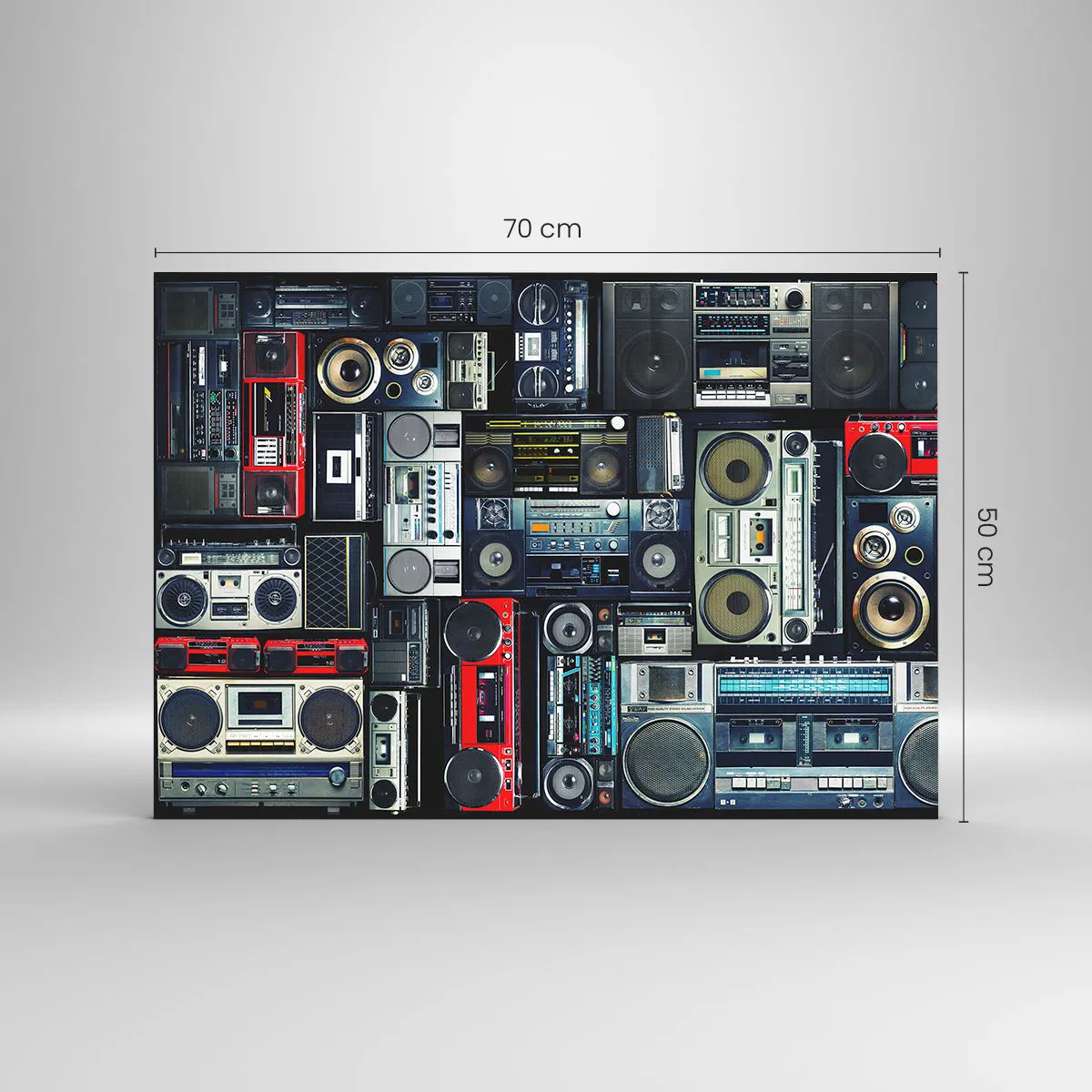 Impression sur verre - Image sur verre - Un collage de radios rétro et de magnétophones sur fond sombre. - 70x50cm - Nostalgie des années 80 - Décoration murale moderne pour le salon et la chambre ARTTOR