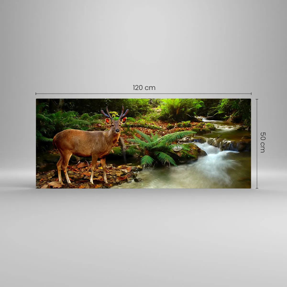 Quadro su vetro - Un cervo vicino a un ruscello circondato dal verde della foresta - 120x50cm - Benvenuto nel mio mondo - Decorazione murale moderna per soggiorno e camera da letto ARTTOR