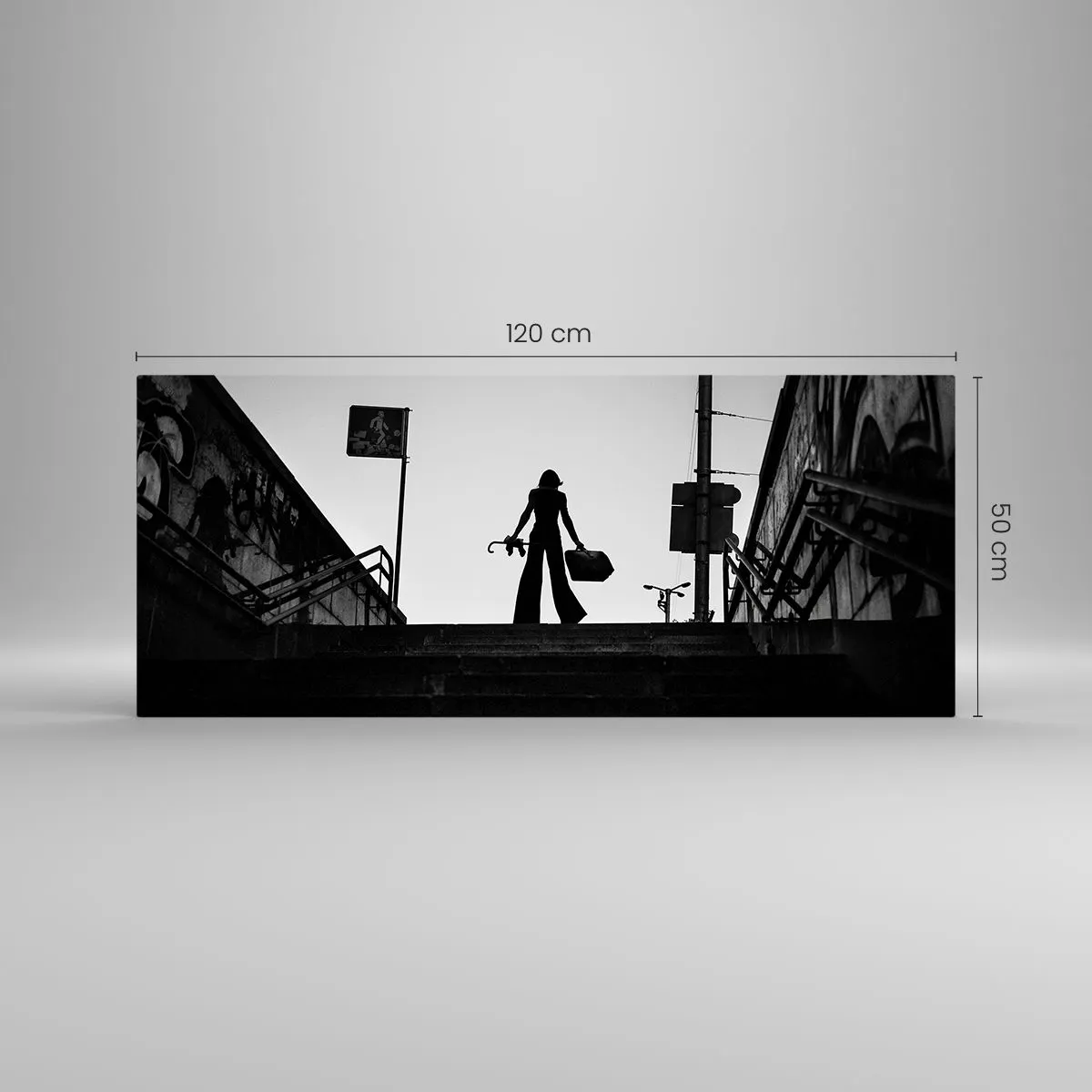 Impression sur verre - Image sur verre - Une figure de femme dans les escaliers en noir et blanc avec une atmosphère dynamique - 120x50cm - Pèlerinage urbain - Décoration murale moderne pour le salon et la chambre ARTTOR