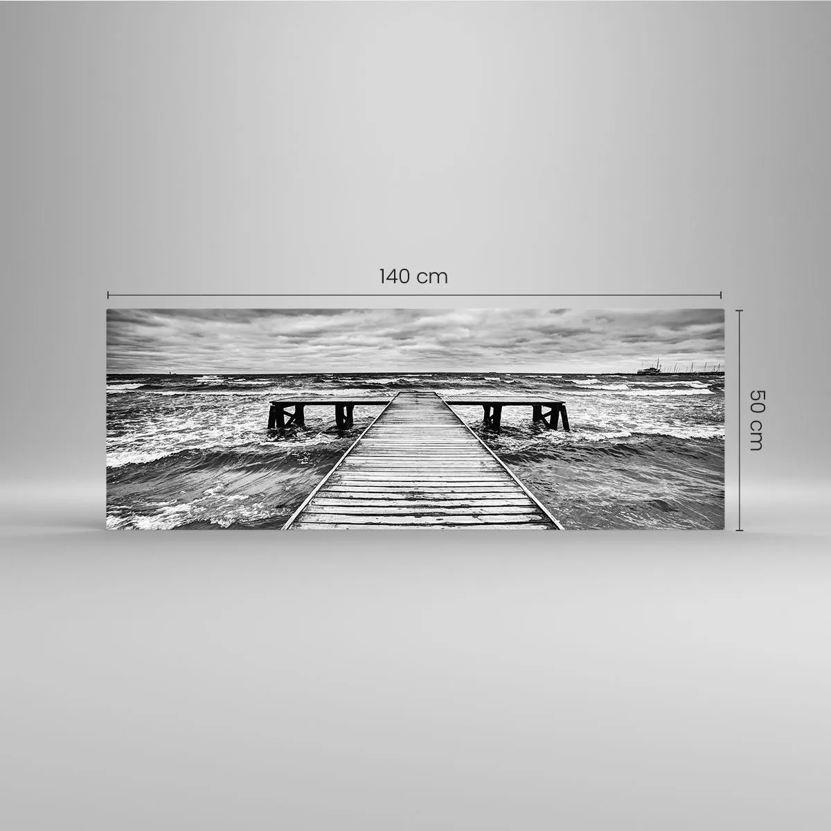 Impression sur verre - Image sur verre - Une vue en noir et blanc d'une jetée en bois sur une mer agitée. - 140x50cm - J'attends que le vent, ça le chassera... - Décoration murale moderne pour le salon et la chambre ARTTOR
