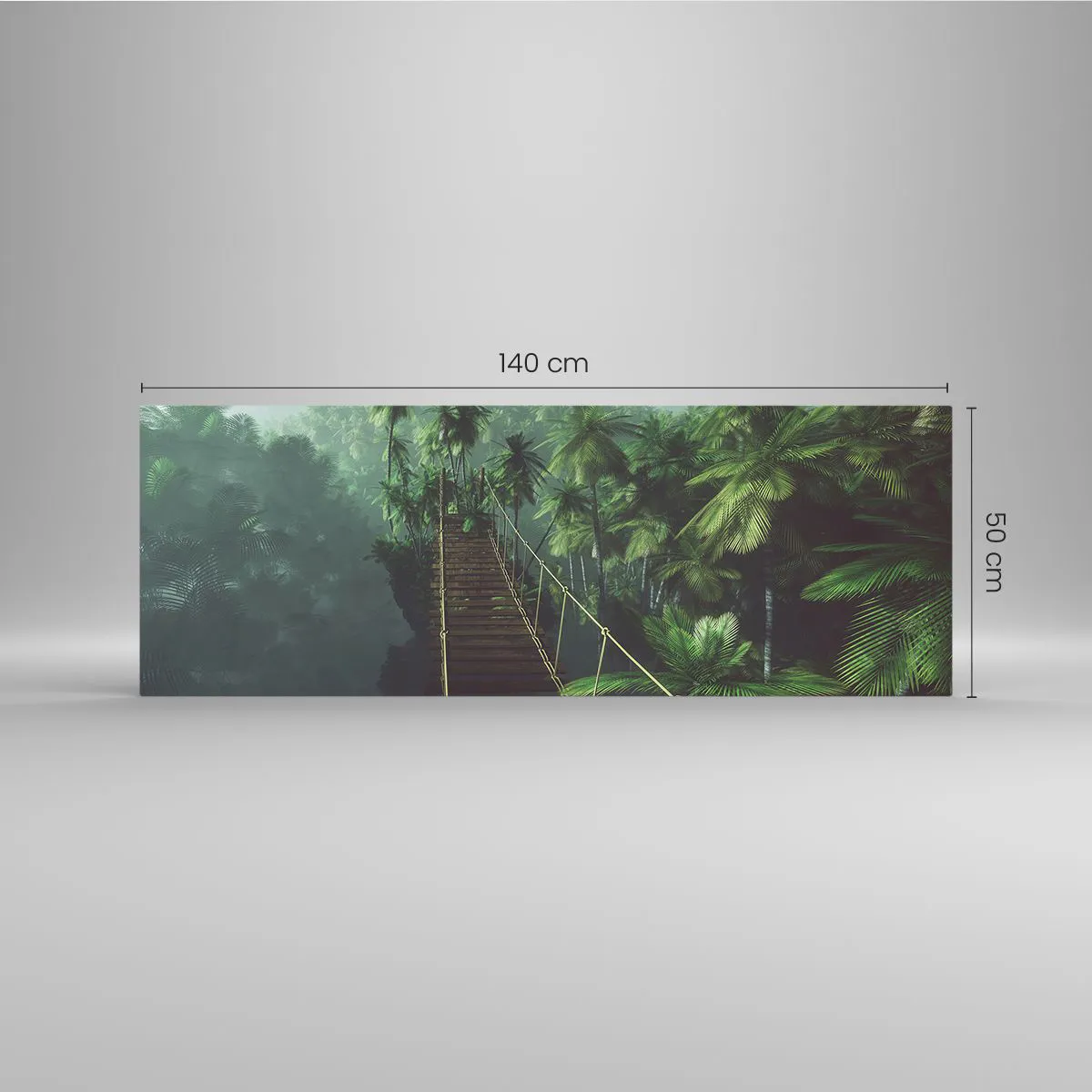Quadro su vetro - Un ponte sospeso in una foresta tropicale circondato dalla nebbia. - 140x50cm - Nel vortice del verde - Decorazione murale moderna per soggiorno e camera da letto ARTTOR