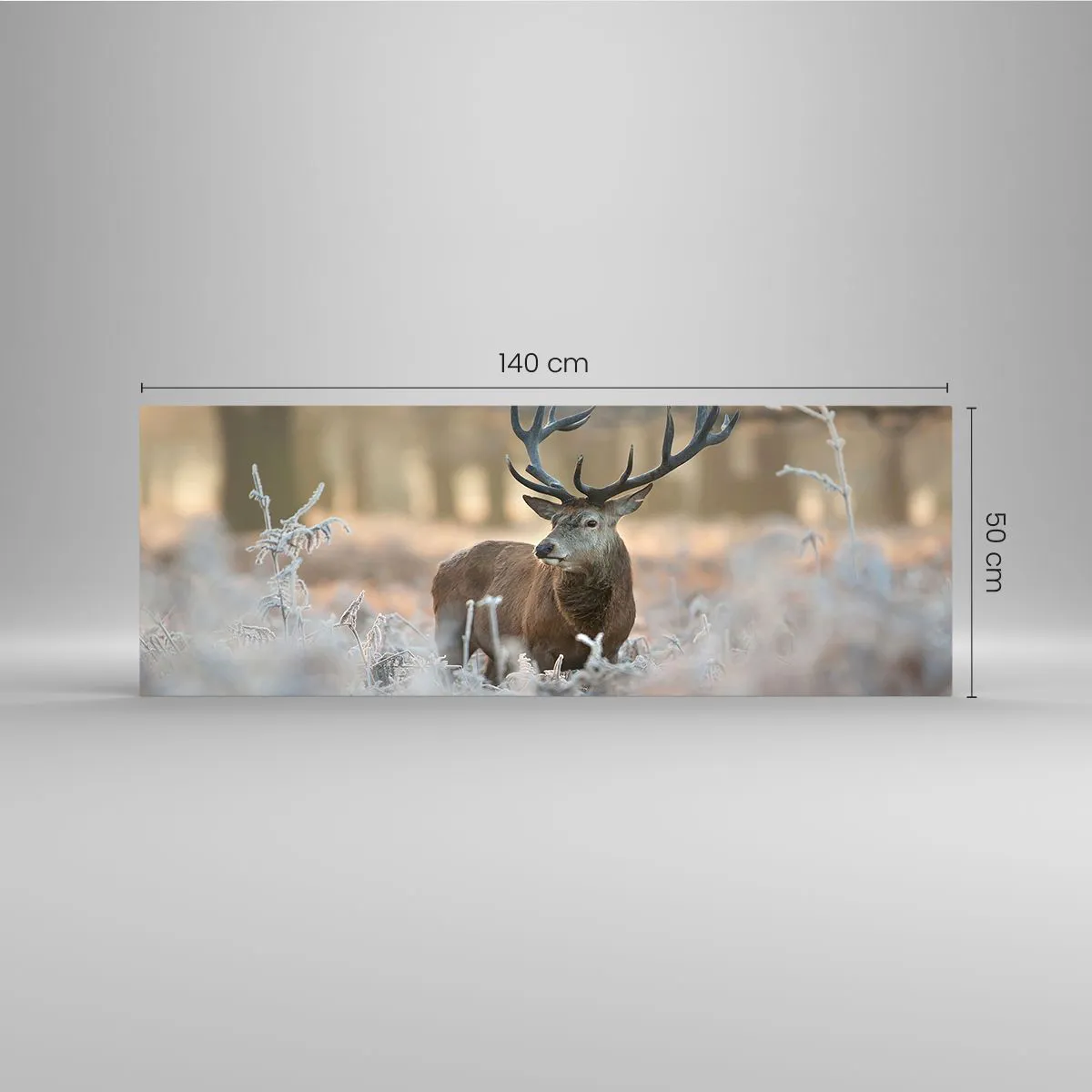 Impression sur verre - Image sur verre - Un cerf dans une clairière givrée dans une forêt hivernale aux couleurs subtiles - 140x50cm - Une matinée animée - Décoration murale moderne pour le salon et la chambre ARTTOR