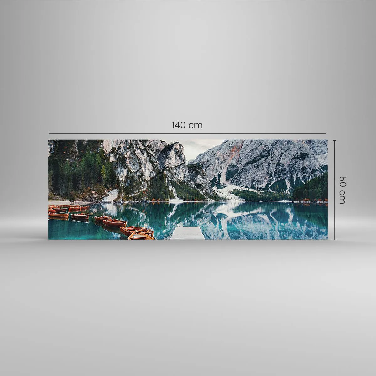 Glasbild - Bild auf glas - Ein See mit Booten, umgeben von Bergen - 140x50cm - Wir zeigen Ihnen Schönheit - Moderne Wanddekoration für Wohnzimmer und Schlafzimmer ARTTOR