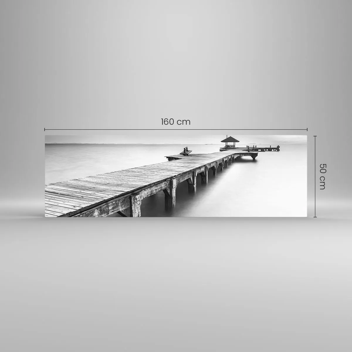 Glasbild - Bild auf glas - Eine Schwarzweißansicht eines Holzstegs über ruhigem Wasser. - 160x50cm - In die Ferne - Moderne Wanddekoration für Wohnzimmer und Schlafzimmer ARTTOR