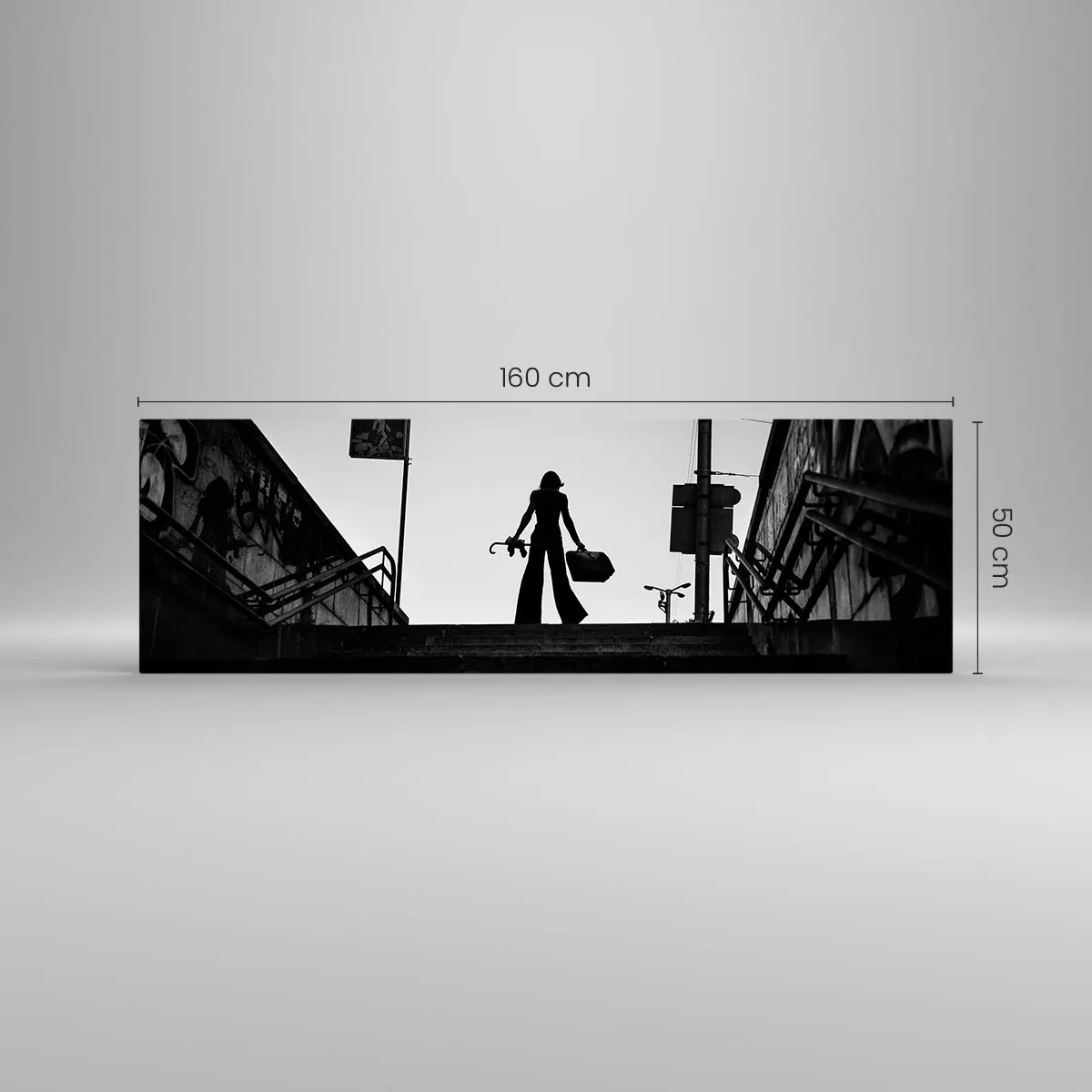 Glasbild - Bild auf glas - Eine Frauenfigur auf der Treppe in Schwarzweiß mit dynamischer Atmosphäre - 160x50cm - Städtisches Wandern - Moderne Wanddekoration für Wohnzimmer und Schlafzimmer ARTTOR