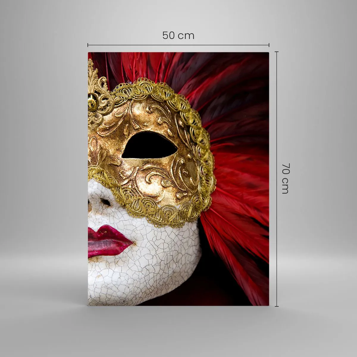 Obraz na szkle - Złota maska karnawałowa z czerwonymi piórami - 50x70cm - Obietnica karnawałowej przygody - Nowoczesna dekoracja ścienna do salonu, kuchni i sypialni ARTTOR