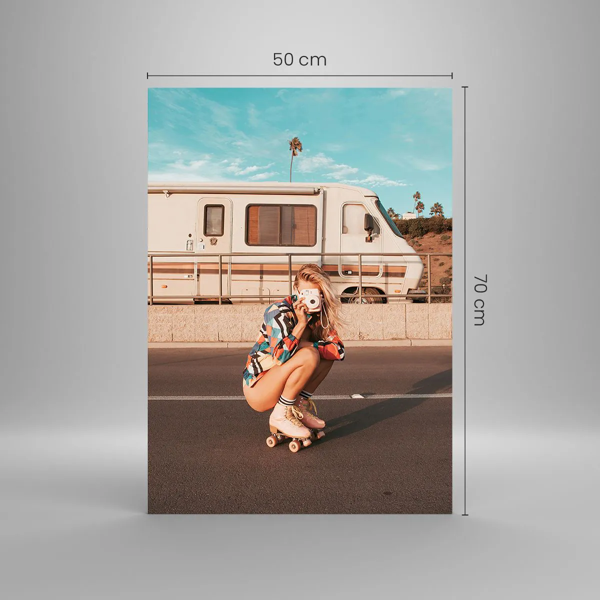 Impression sur verre - Image sur verre - Une fille en patins à roulettes prenant des photos sous le soleil californien. - 50x70cm - Souriez s'il-vous-plait! - Décoration murale moderne pour le salon et la chambre ARTTOR