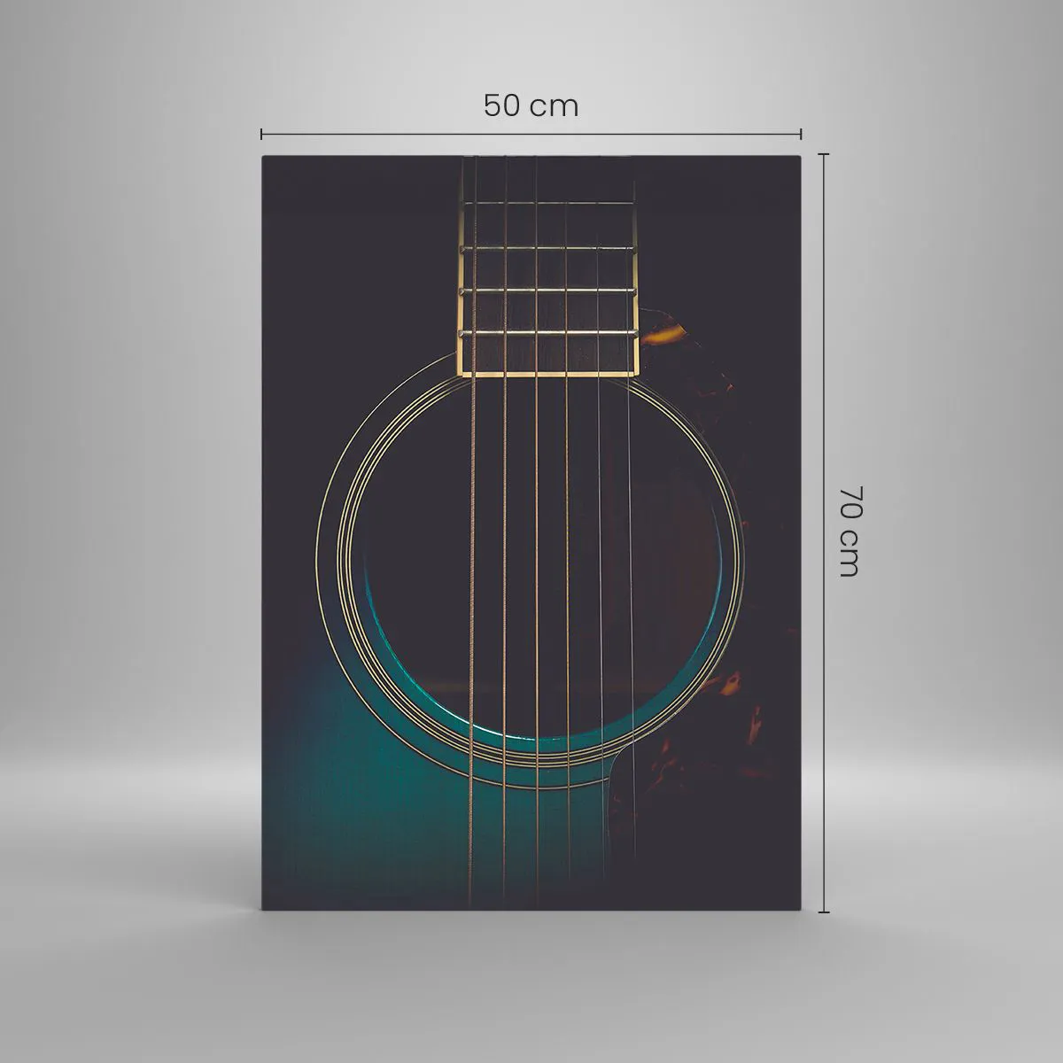 Glasbild - Bild auf glas - Nahaufnahme einer schwarzen Akustikgitarre mit Saitendetails - 50x70cm - Einen Moment bevor es ertönt - Moderne Wanddekoration für Wohnzimmer und Schlafzimmer ARTTOR